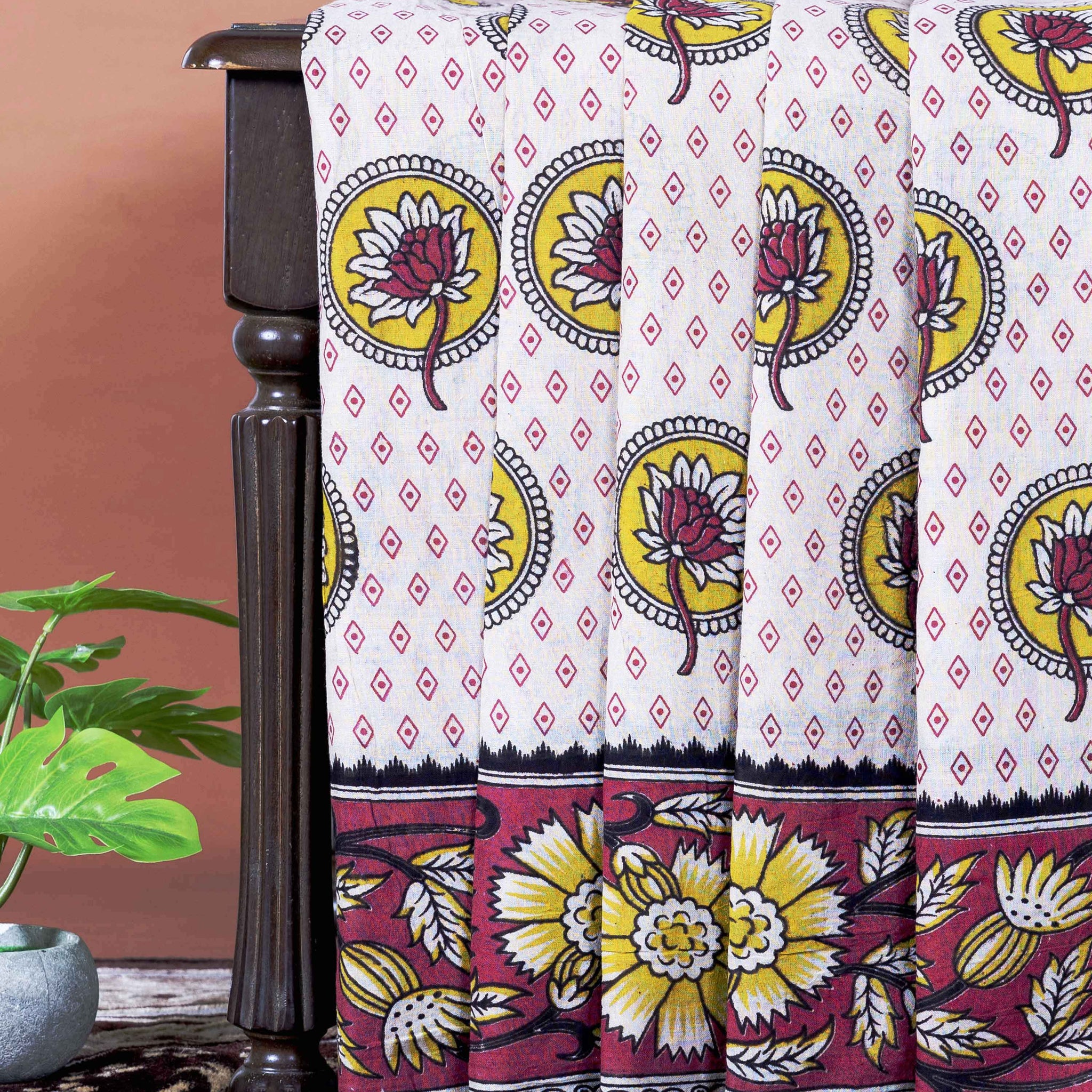 Traditional Handloom Kalamkari Cotton Saree Traditional Lotus Motifs and Intricate Floral Border - Off White