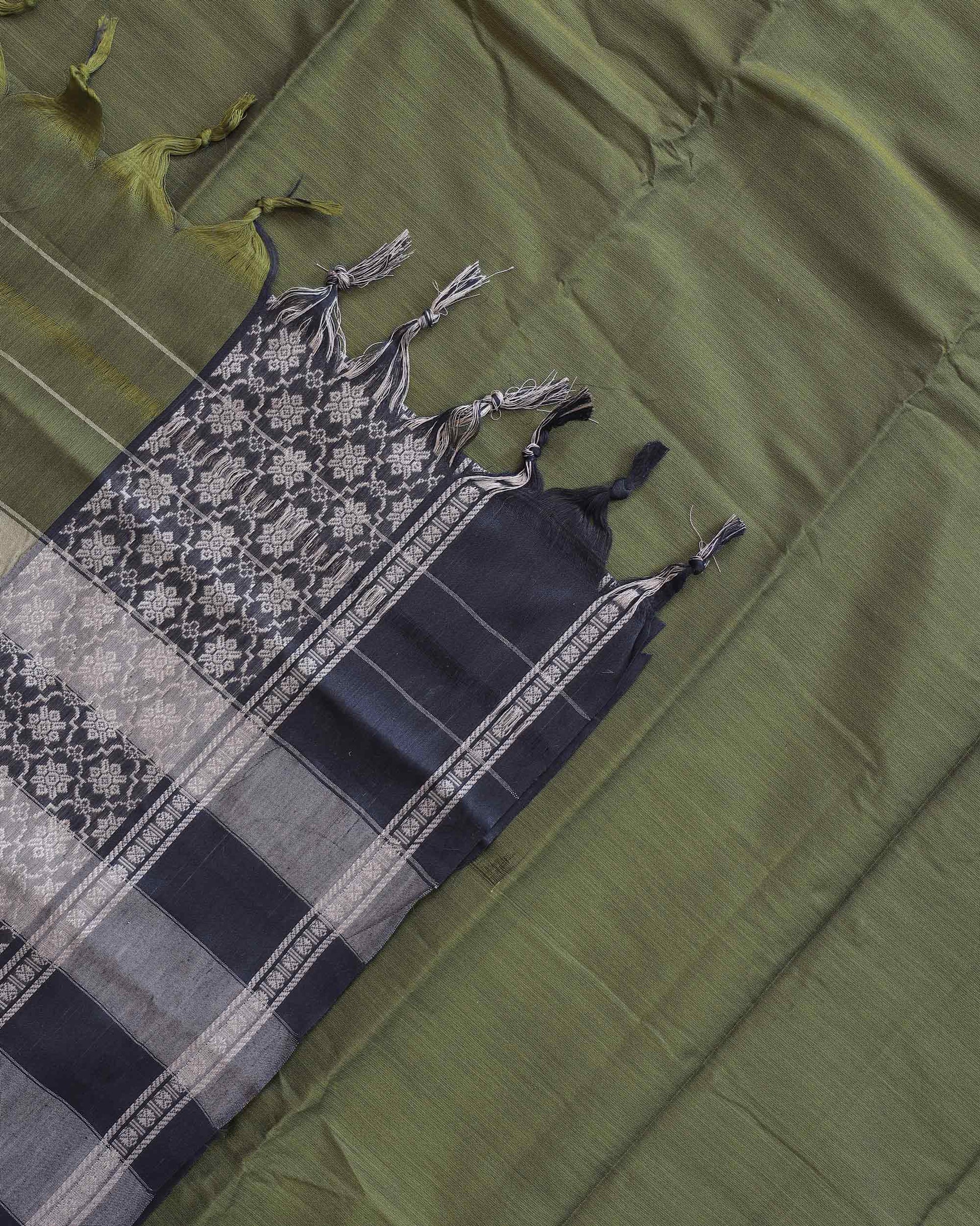 Traditional_Narayanpet_Handloom_Cotton_Saree_with_Intricate_Zari_Woven_Contrast_Border_and_Ethnic_Motifs_-_Green-one