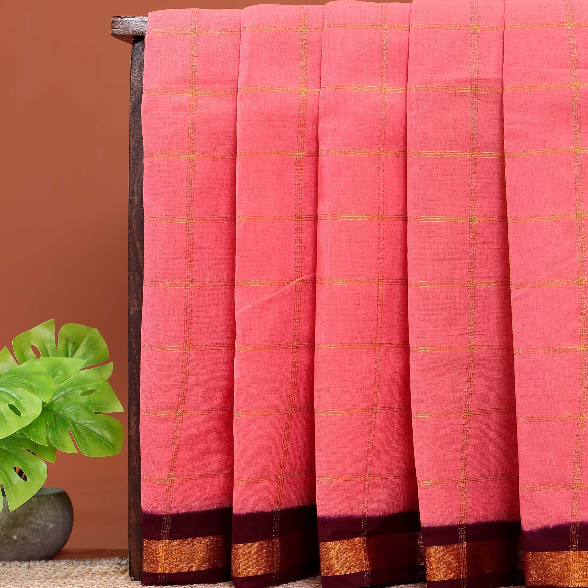 Traditional Sungudi Cotton Handloom Saree with Zari Checked Pattern and Contrast Border - Peach