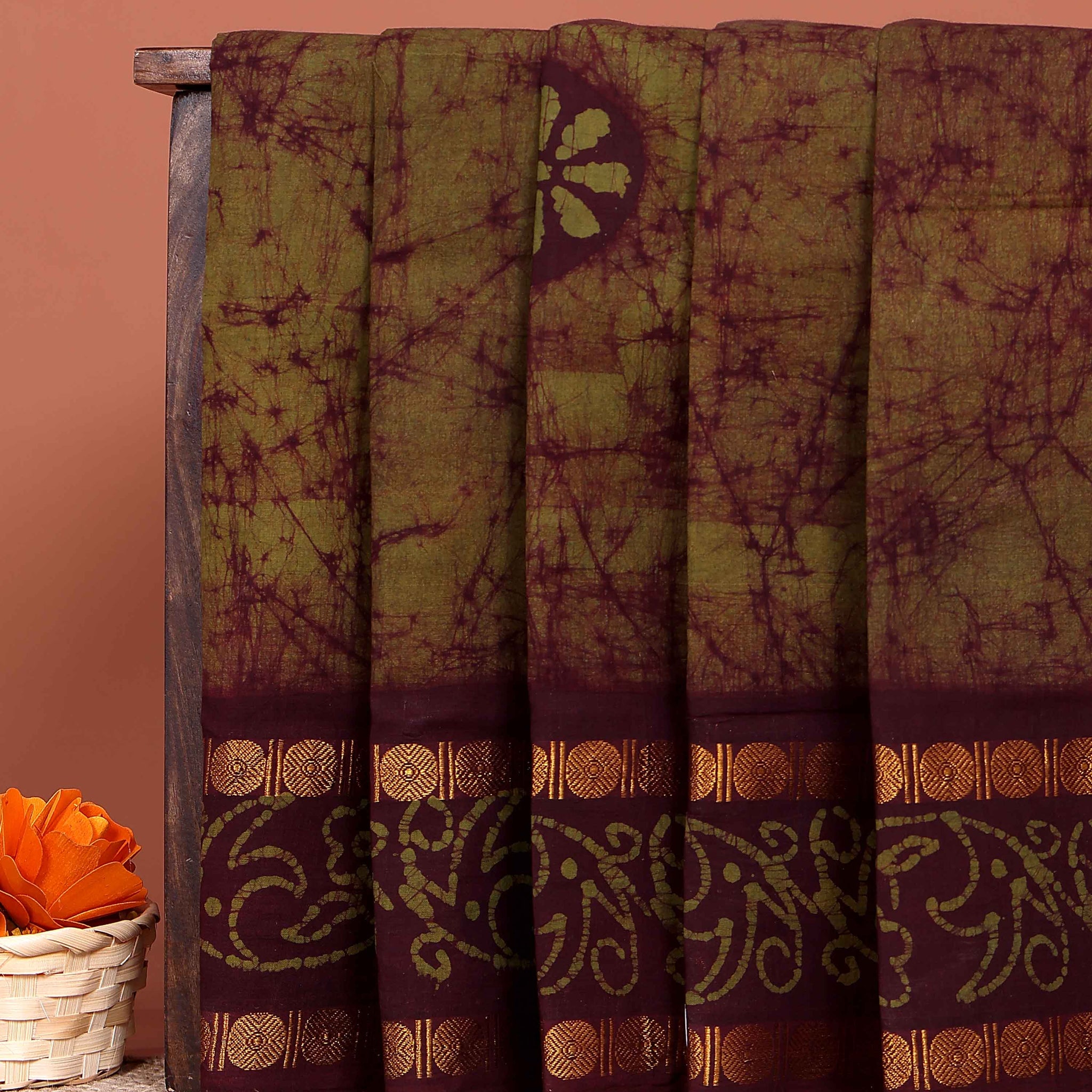 Traditional Sungudi Cotton Saree with Authentic Tie-Dye Pattern and Rich Zari Border Design - Green