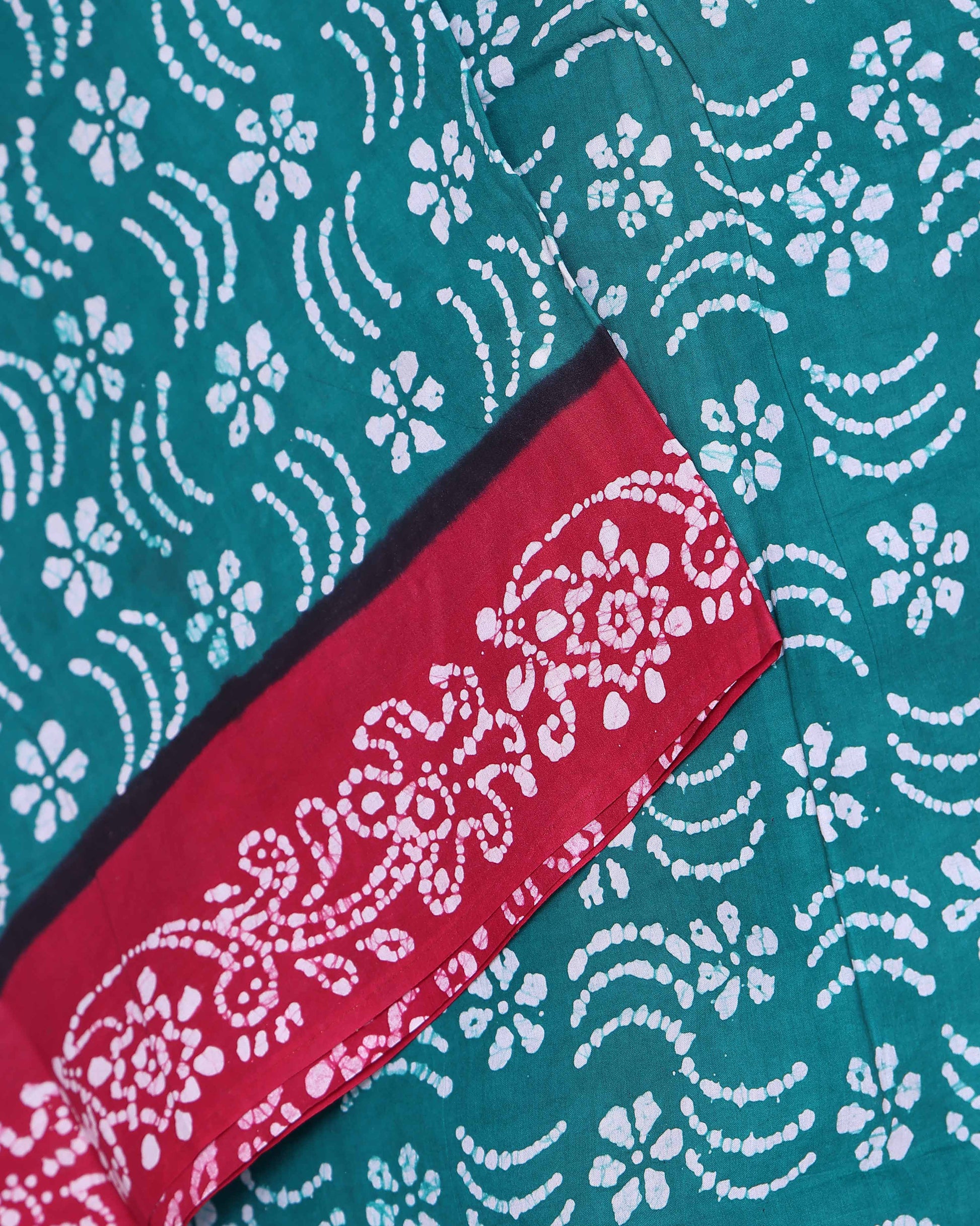 Traditional Sungudi Cotton Saree with Traditional Bandhani Body and Batik Border - Teal