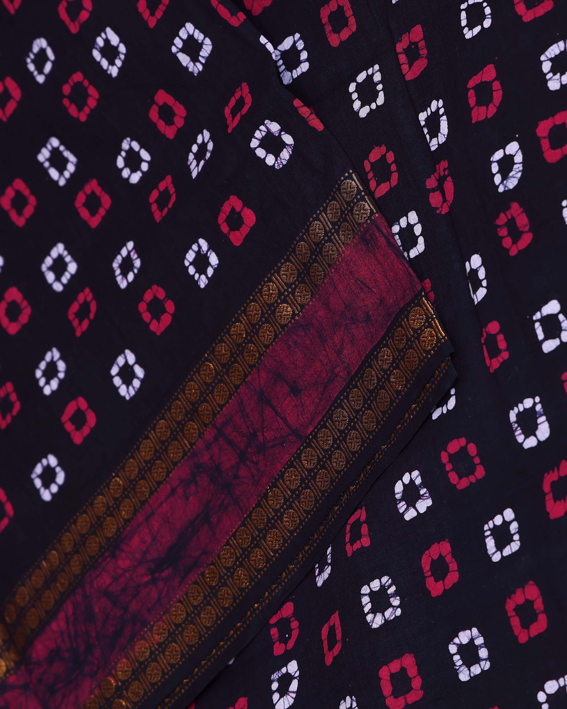 Traditional Traditional Sungudi Cotton Saree with Traditional Bandhani Square Motifs and Contrast Border - Black