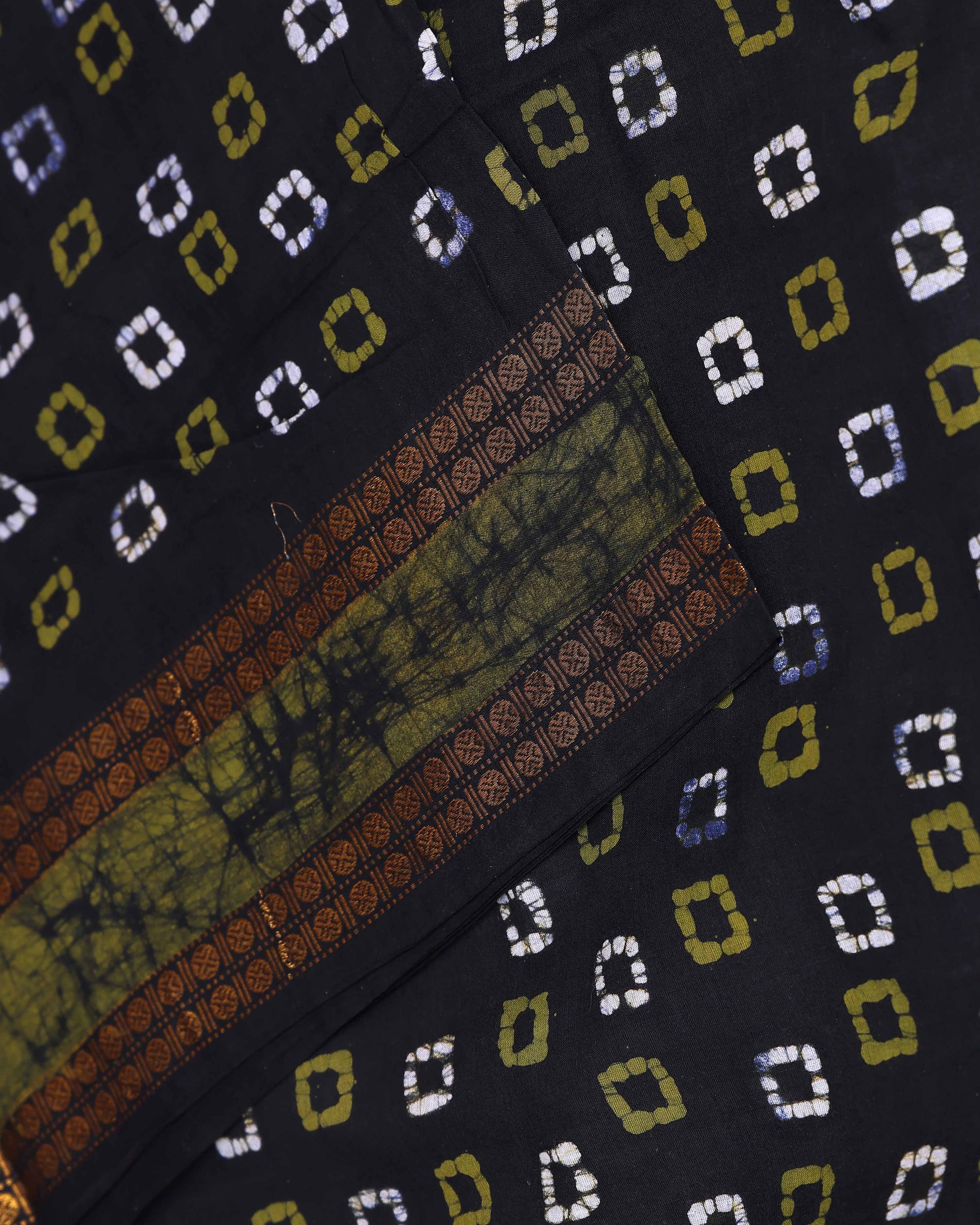 Traditional Traditional Sungudi Cotton Saree with Traditional Bandhani Square Motifs and Contrast Border - Dark Green