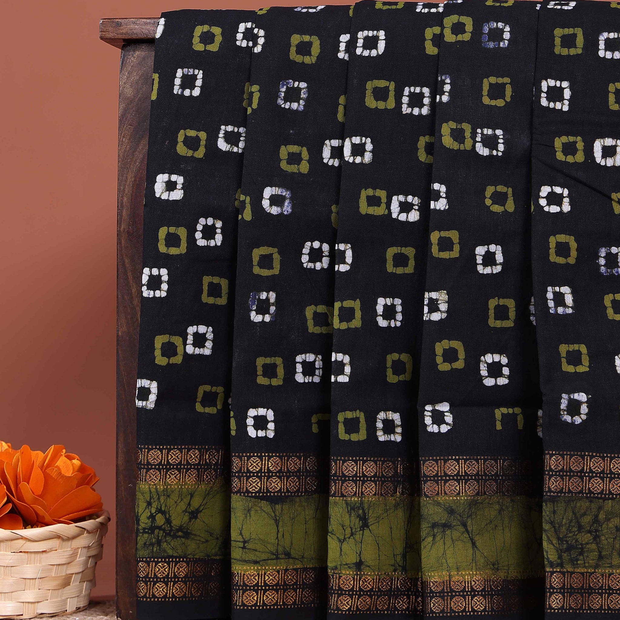 Traditional Traditional Sungudi Cotton Saree with Traditional Bandhani Square Motifs and Contrast Border - Dark Green