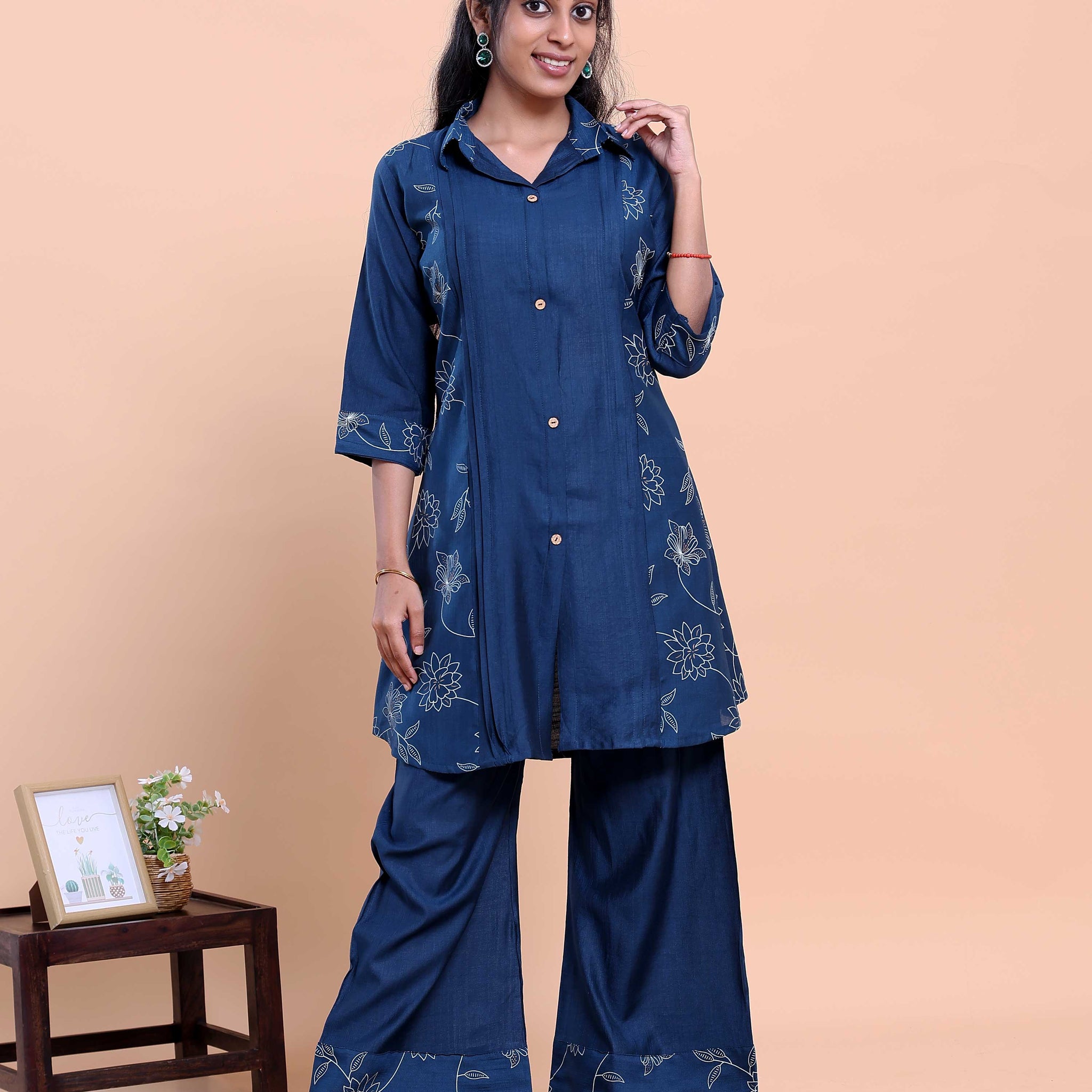 
Women's Floral Embroidered Shirt-Collar Kurta with Wide-Leg Pants - Navy Blue
